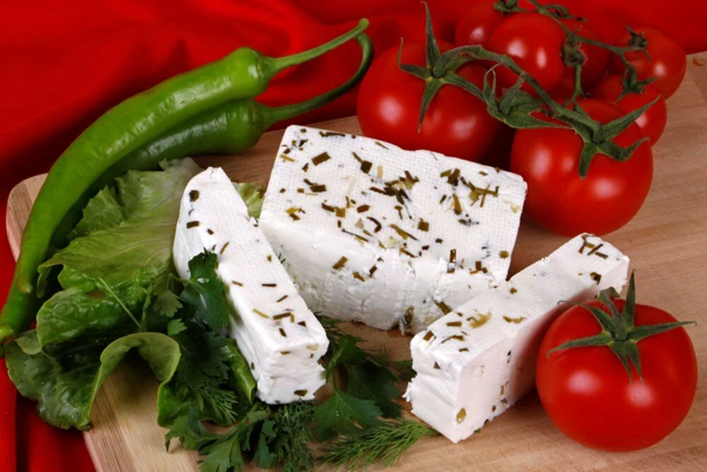 “Vandangelsin doğal Van otlu peyniri, taze otlarla hazırlanmış yöresel peynir, yanında domates ve yeşil biberle servis edilmiş”